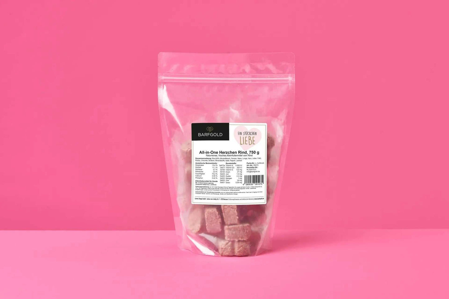 All-in-One Herzchen Rind 750 g Beutel vor pinkem Hintergrund.