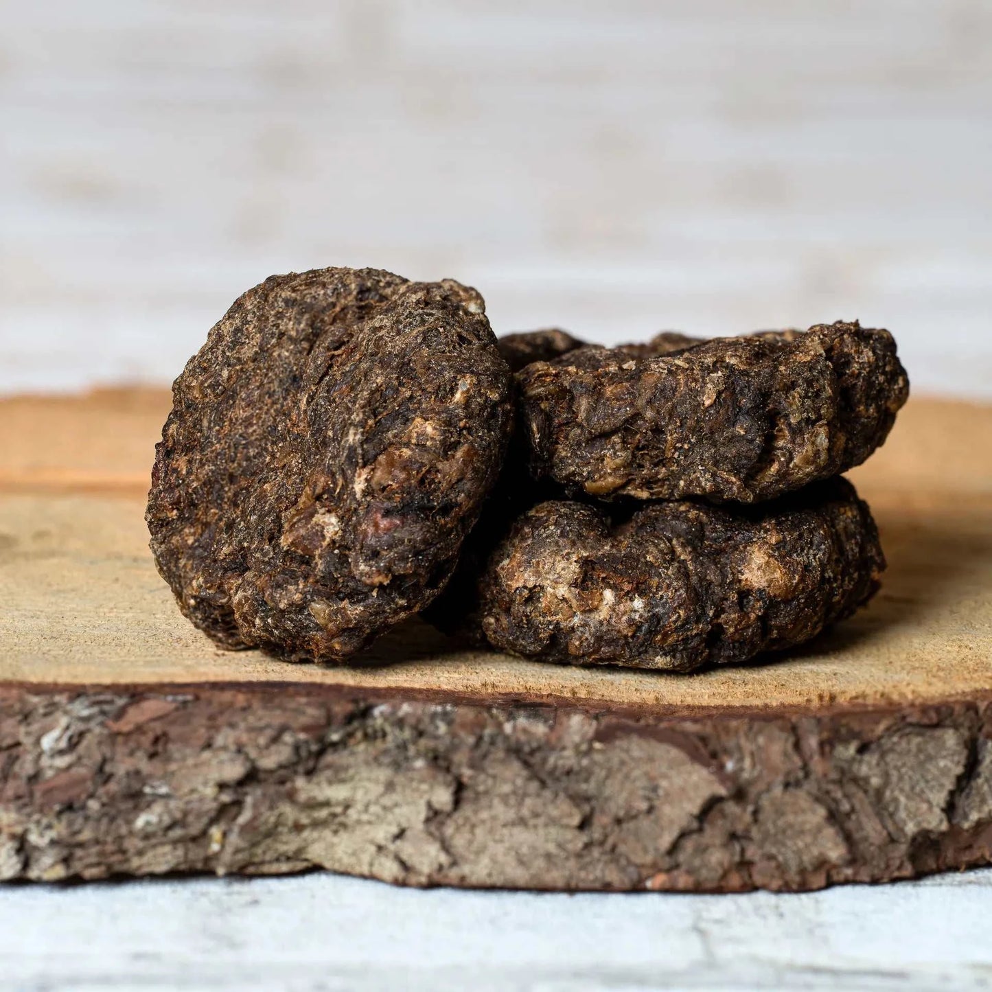 Blättermagenfrikadelle auf Holzbrett, naturbelassen, getrocknet.