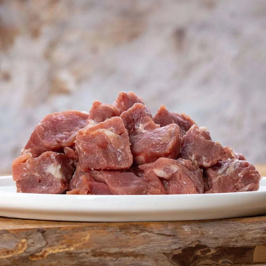 Mageres Entenfleisch auf einem Teller, ideal für sensible Haustiere.