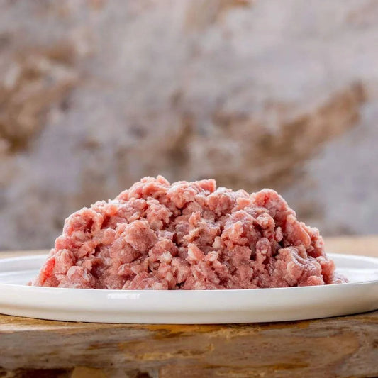 Mageres, gewolftes Entenfleisch auf einem Teller, ideal für BARF-Ernährung.
