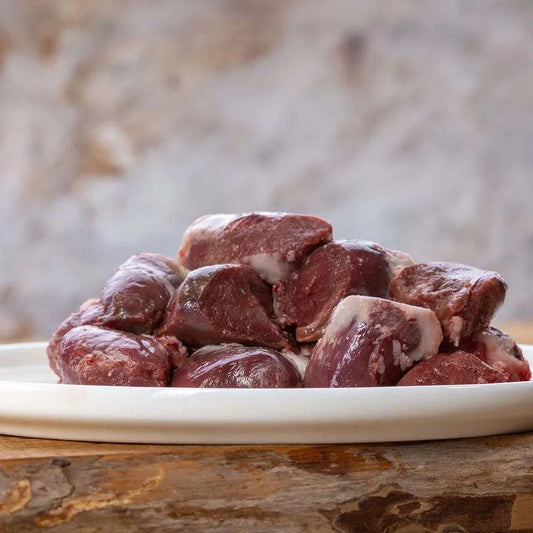 Entenherzen auf einem Teller, reich an Mineralien und Vitaminen, ideal für sensible Hundeernährung.