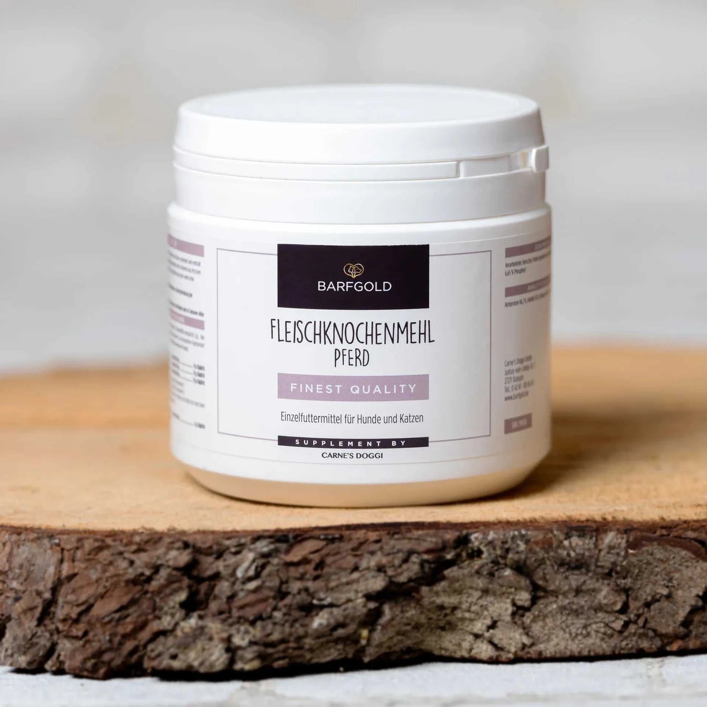 Fleischknochenmehl Pferd in 250 g Dose auf Holzbrett, hochwertiges Calcium für Hunde und Katzen.