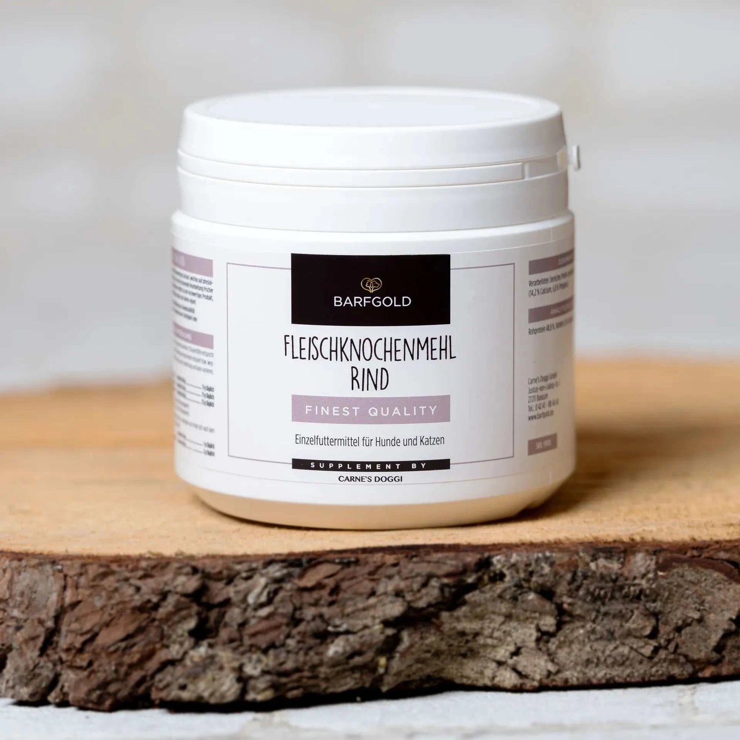 Fleischknochenmehl (Rind) 250 g Dose auf Holzunterlage, hochwertiges Calcium-Nahrungsergänzungsmittel für Hunde und Katzen, ideal zur Rohfütterung.