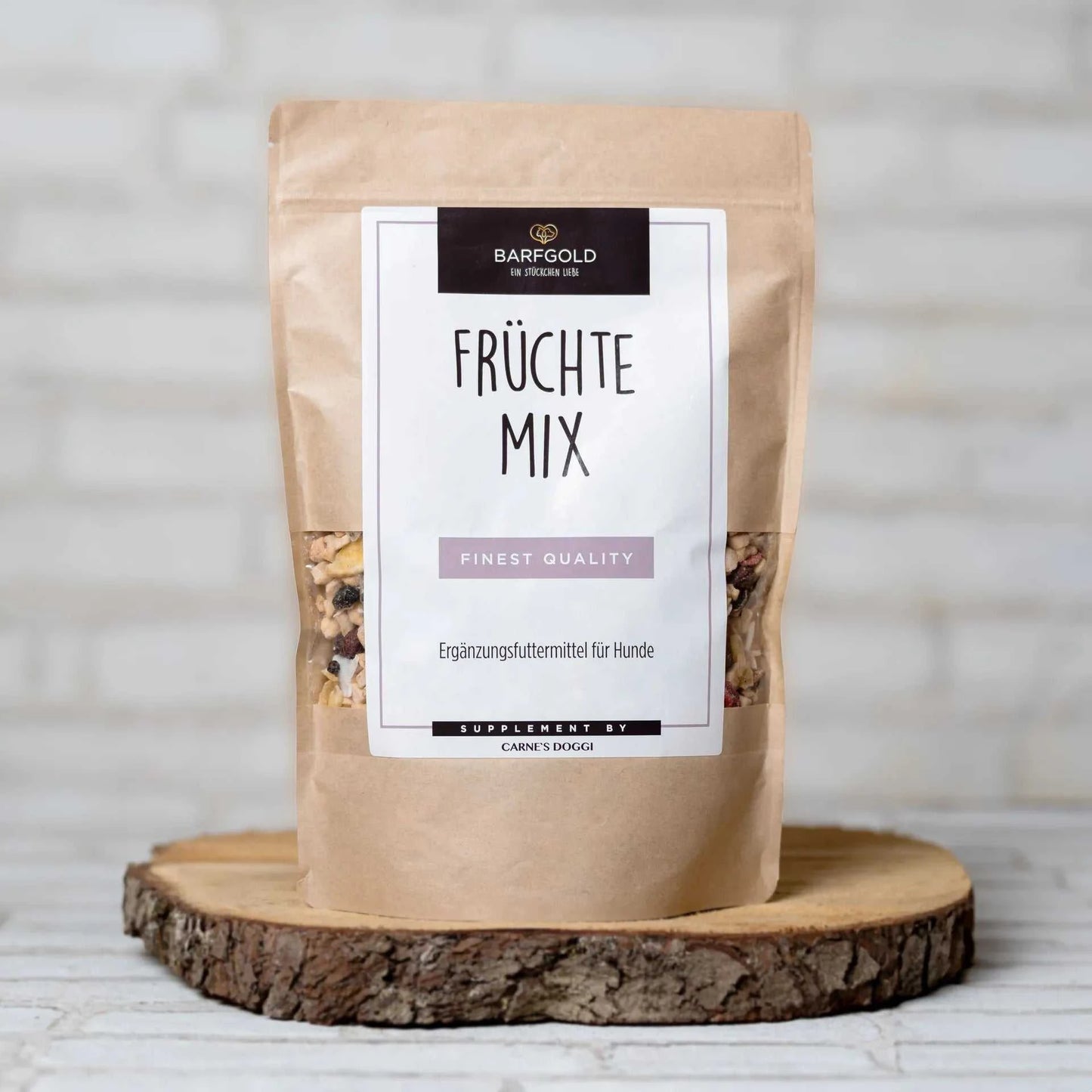 Früchtemix 500 g Beutel auf rustikalem Holzbrett, getreidefrei und vitaminreich.