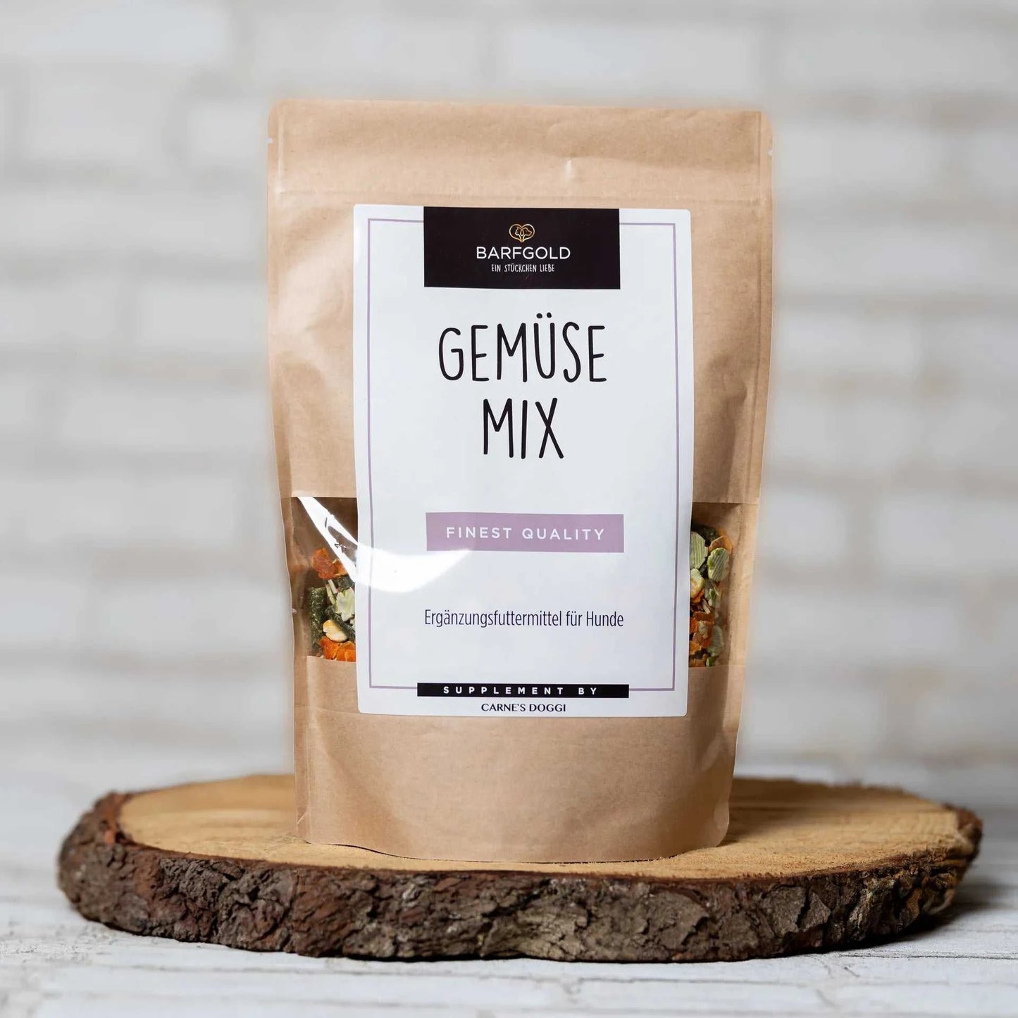 Gemüsemix 500 g Beutel für Hunde, getrocknete Gemüse- und Kräutermischung, platziert auf einem Holzbrett.