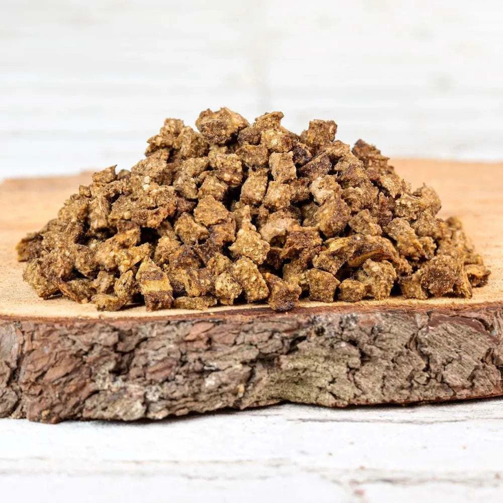 Entenfleischwürfel auf Holzbrett, 100 % naturbelassenes Hundefutter, idealer Trainingssnack.