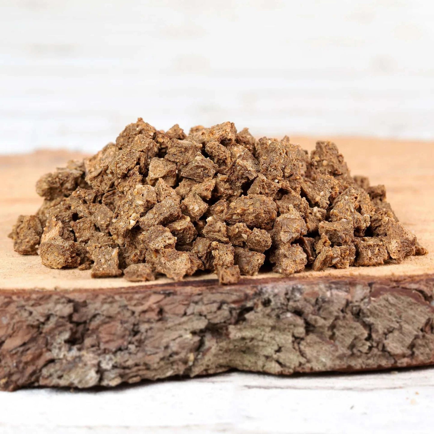 Kaninchenfleischwürfel auf Holzbrett, 100 % Kaninchen, optimaler Trainingssnack.