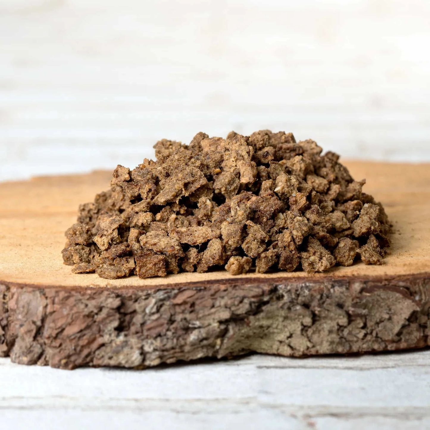 Lammfleischwürfel auf Holzbrett, reines Lammfleisch, ohne künstliche Zusatzstoffe.