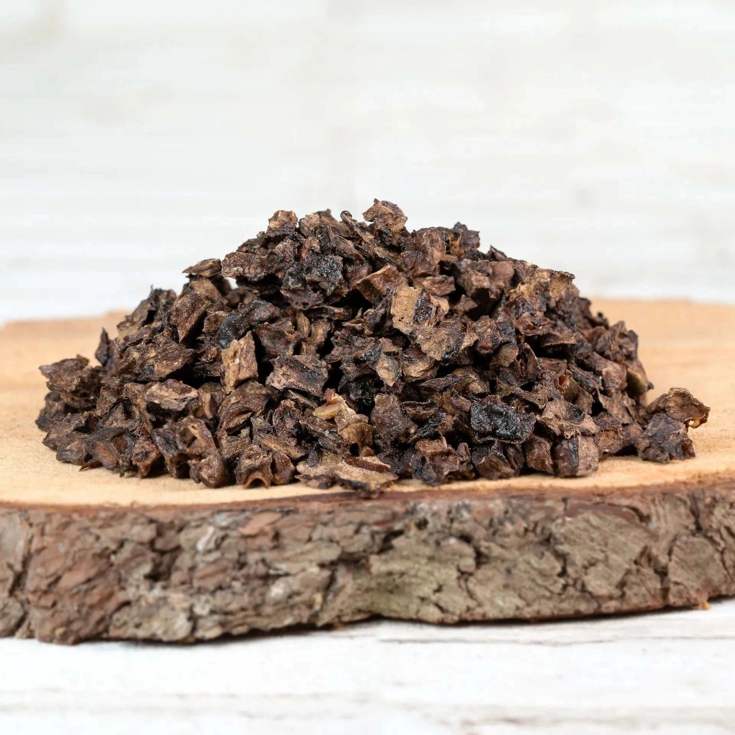 Pferdelungenwürfel auf Holzbrett, 100 % natürliche Belohnung für Hunde.