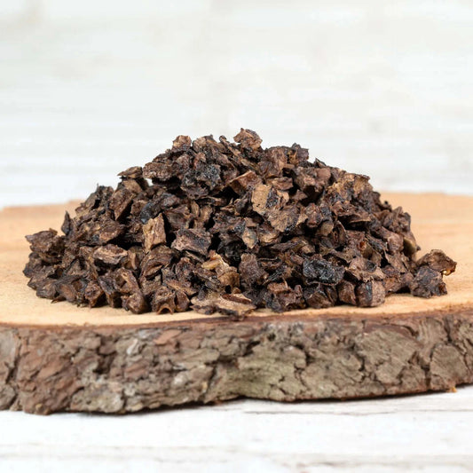 Pferdelungenwürfel auf Holzbrett, 100 % natürliche Belohnung für Hunde.