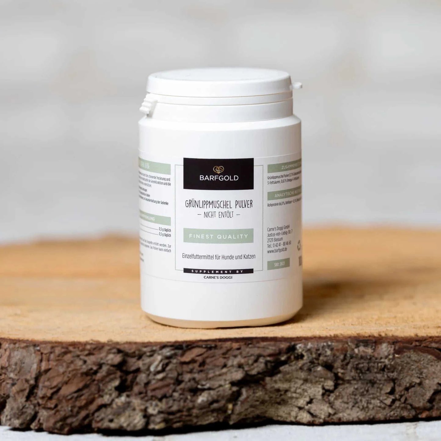 Grünlippmuschelpulver nicht entölt 100 g Dose, reich an Omega-Fettsäuren, platziert auf einem Holzbrett.