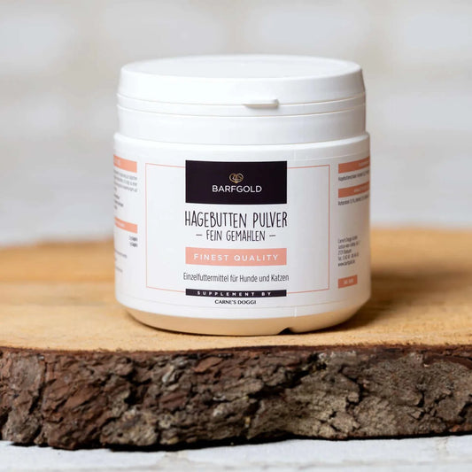 Dose mit fein gemahlenem Hagebuttenschalenpulver, 250 g, auf Holzbrett stehend.