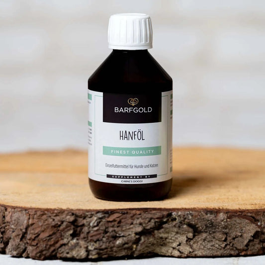 Hanföl 250 ml Flasche auf Holzuntergrund, ideal für tägliche Versorgung von Hunden und Katzen, platziert auf einem Holzbrett.