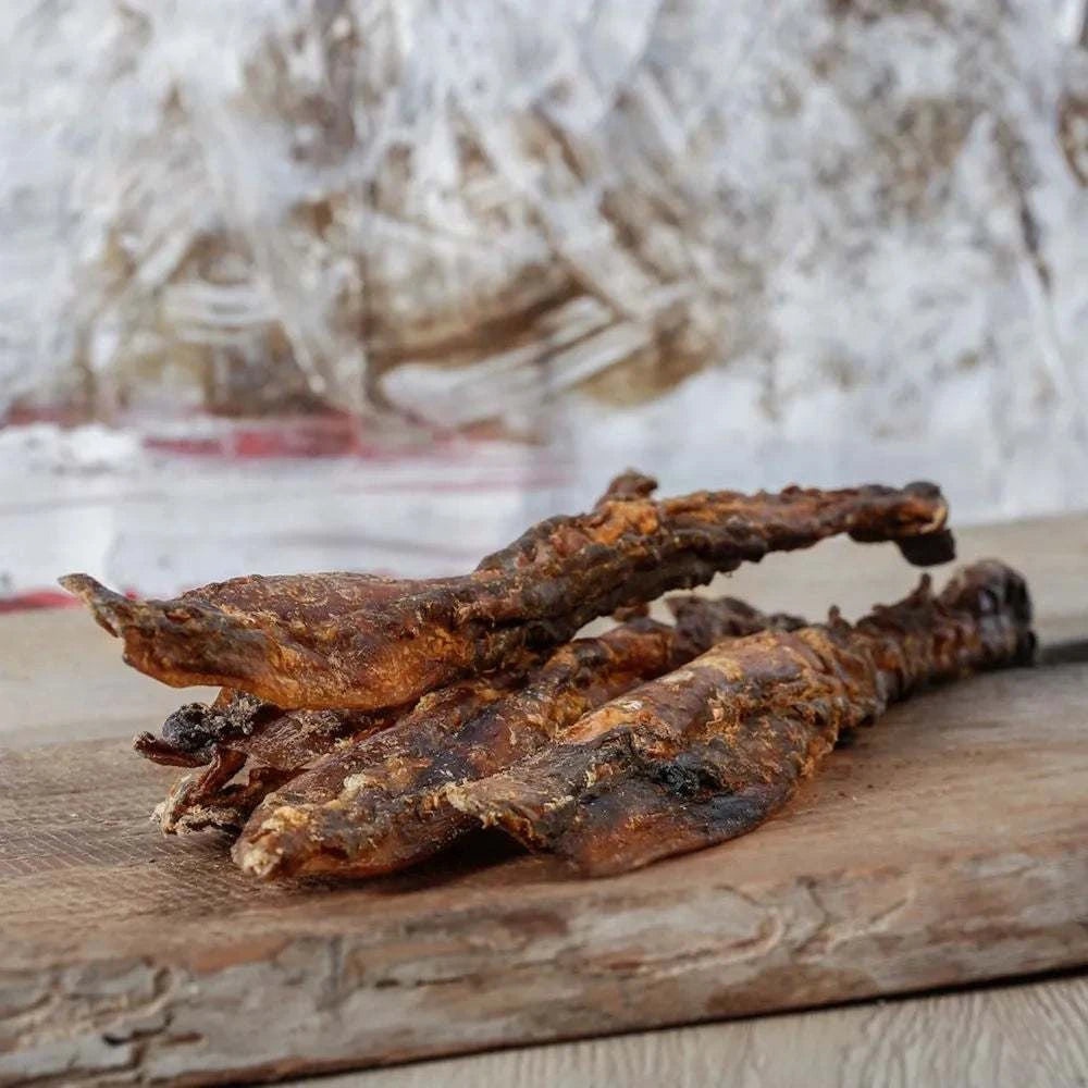Hirschsehnen, getrocknet, auf Holzbrett, ideal für Allergiker, langanhaltender Kauspaß.