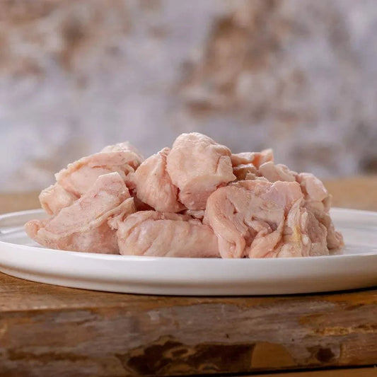 Hühnerfett auf Teller, ideal zur Ergänzung von magerem Hühnermuskelfleisch im Hundenapf.