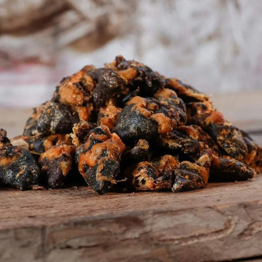 Hühnerherzen Snack für Hunde und Katzen, platziert auf einem Holzbrett.