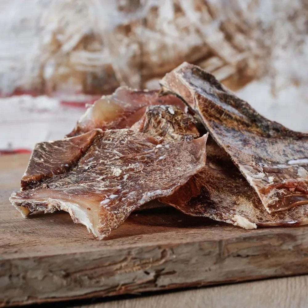 Knorpelplatten vom Rind für lange Kaubeschäftigung, platziert auf einem Holzbrett.