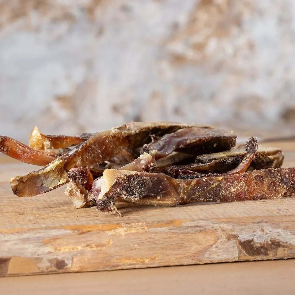 Knorpelstreifen vom Rind auf Holzbrett für lange Kaubeschäftigung.