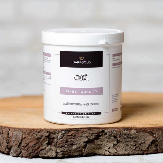 Kokosöl 500 ml Dose für Haustiere, reich an Laurinsäure, ideal zur Fellpflege und Futterergänzung, platziert auf einem Holzbrett.