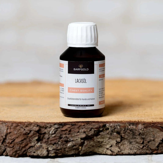 Lachsöl, kaltgepresst, 100 ml Flasche, platziert auf einem Holzbrett.