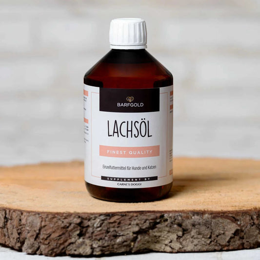 Kaltgepresstes Lachsöl 500 ml Flasche auf einem Holzbrett, reich an Omega-3-Fettsäuren, fördert Haut- und Fellgesundheit, 100% natürlich aus Norwegen.