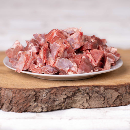 Mageres Lammmuskelfleisch, reich an Eiweiß und ungesättigten Fettsäuren, auf einem Holzbrett serviert.