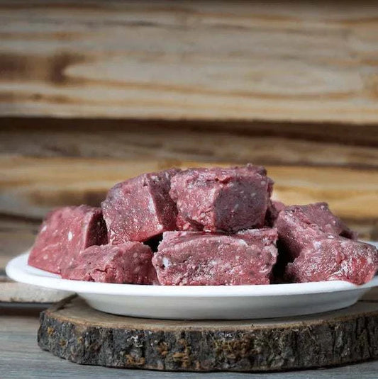 Lamminnereienmix gewolft auf Teller, reich an Vitaminen und Mineralien, ideal für Katzen und kleine Hunde.