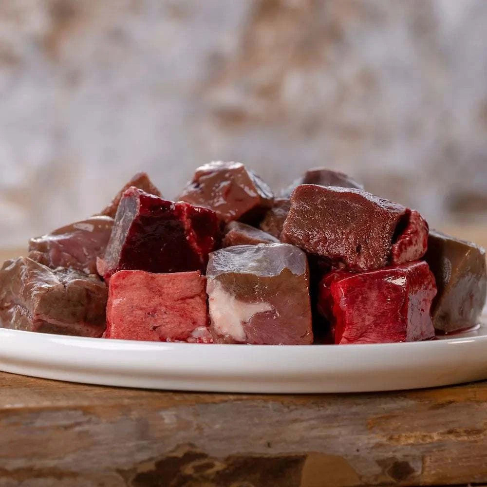 Lamminnereienmix auf Teller, bestehend aus Lammleber, Lammniere, Lammherzen, Lammmilzen und Lammlunge, ideal für ausgewogene Ernährung von Vierbeinern.