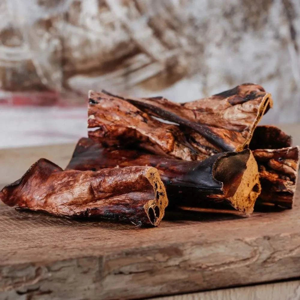 Lammlunge auf Holzbrett, fettarmer und proteinreicher Hundesnack, ideal für sensible und allergische Hunde.