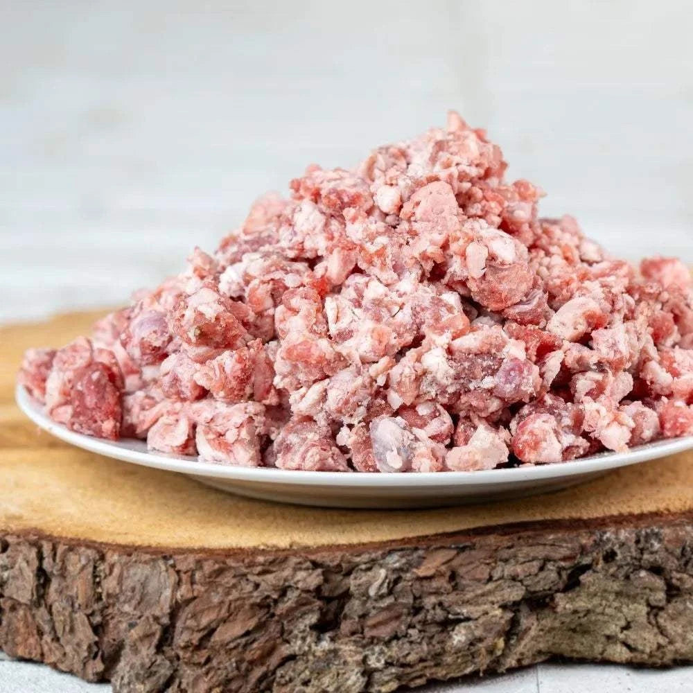 Lammmuskelfleisch gewolft auf Teller, ideal für Katzen und kleine Hunde.