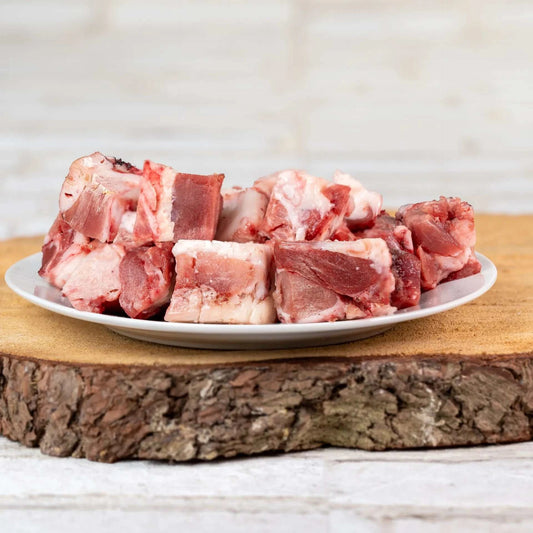 Lammmuskelfleisch auf einem Teller, reich an Eiweiß und Spurenelementen, geeignet für sensible Hunde, 1000 g Beutel.