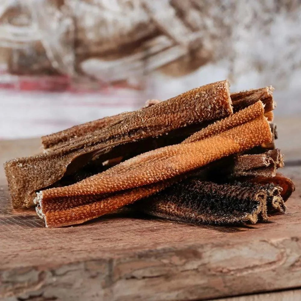 Lammpansen für Hunde, natürlich und zahnreinigend, platziert auf einer Holzplatte.