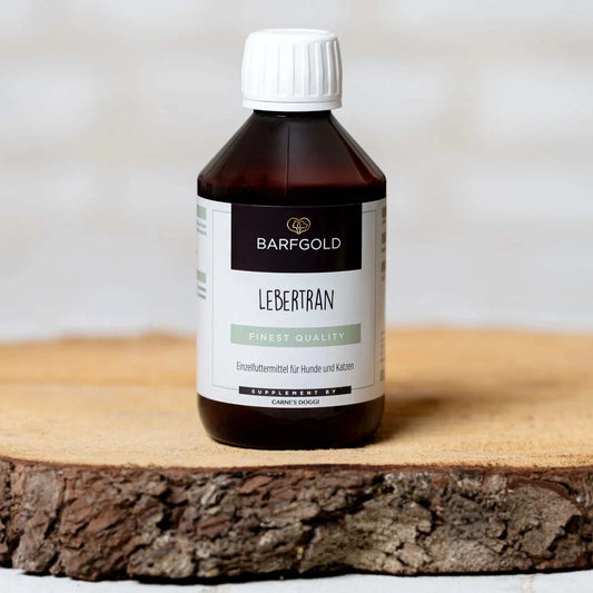 Lebertran 250 ml Flasche mit Fischöl auf Holzbrett.