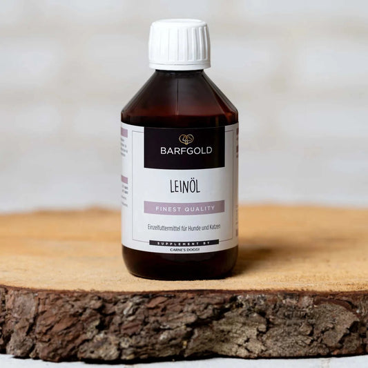 Leinöl, kaltgepresst, 250 ml Flasche, reich an Omega-3 und Omega-6 Fettsäuren, platziert auf einem Holzbrett.