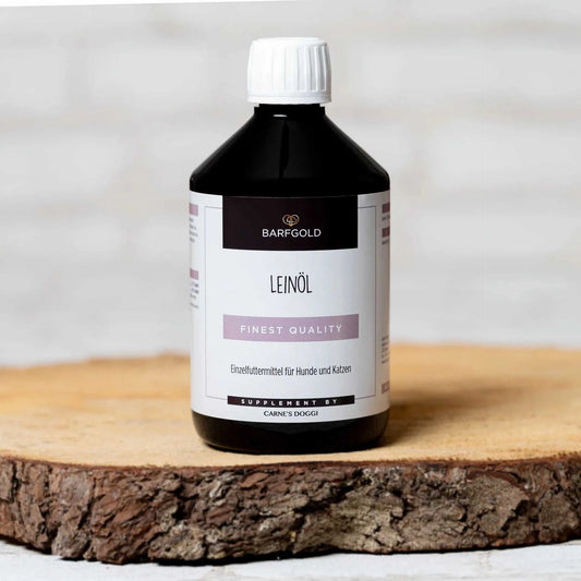 Leinöl, kaltgepresst 500 ml Flasche, reich an Omega-3 und Omega-6 Fettsäuren, platziert auf einem Holzbrett.