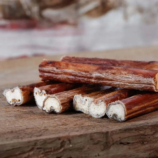 Ochsenziemer 12 cm auf Holzbrett, natürlicher Hundekauartikel aus Eiweiß.