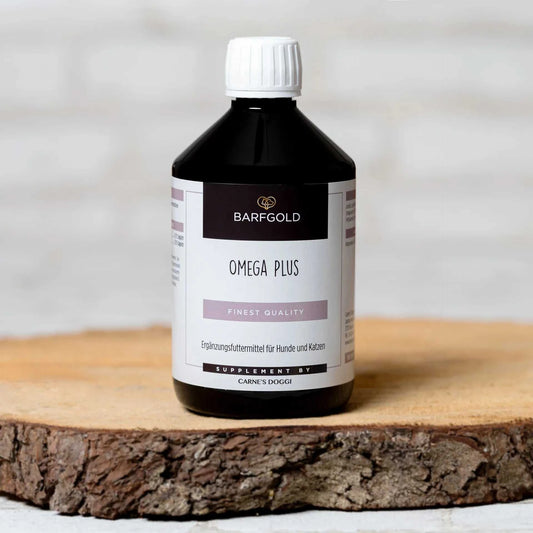 Omega Plus 500 ml Flasche mit kaltgepressten Ölen für Hunde und Katzen, platziert auf einem Holzbrett.