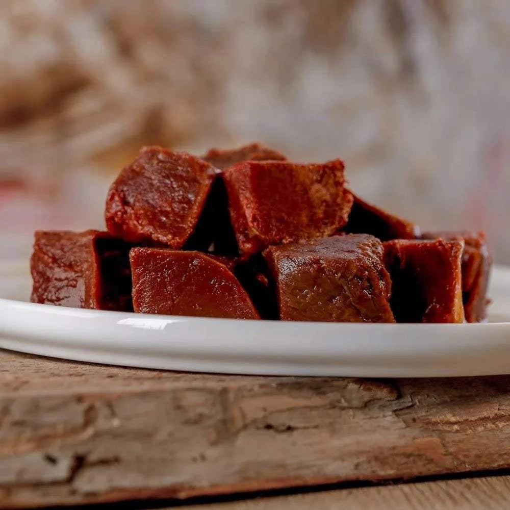 Pferdeherzen auf Holzbrett, fettfreies Muskelfleisch, ideal für Ausschlussdiäten.
