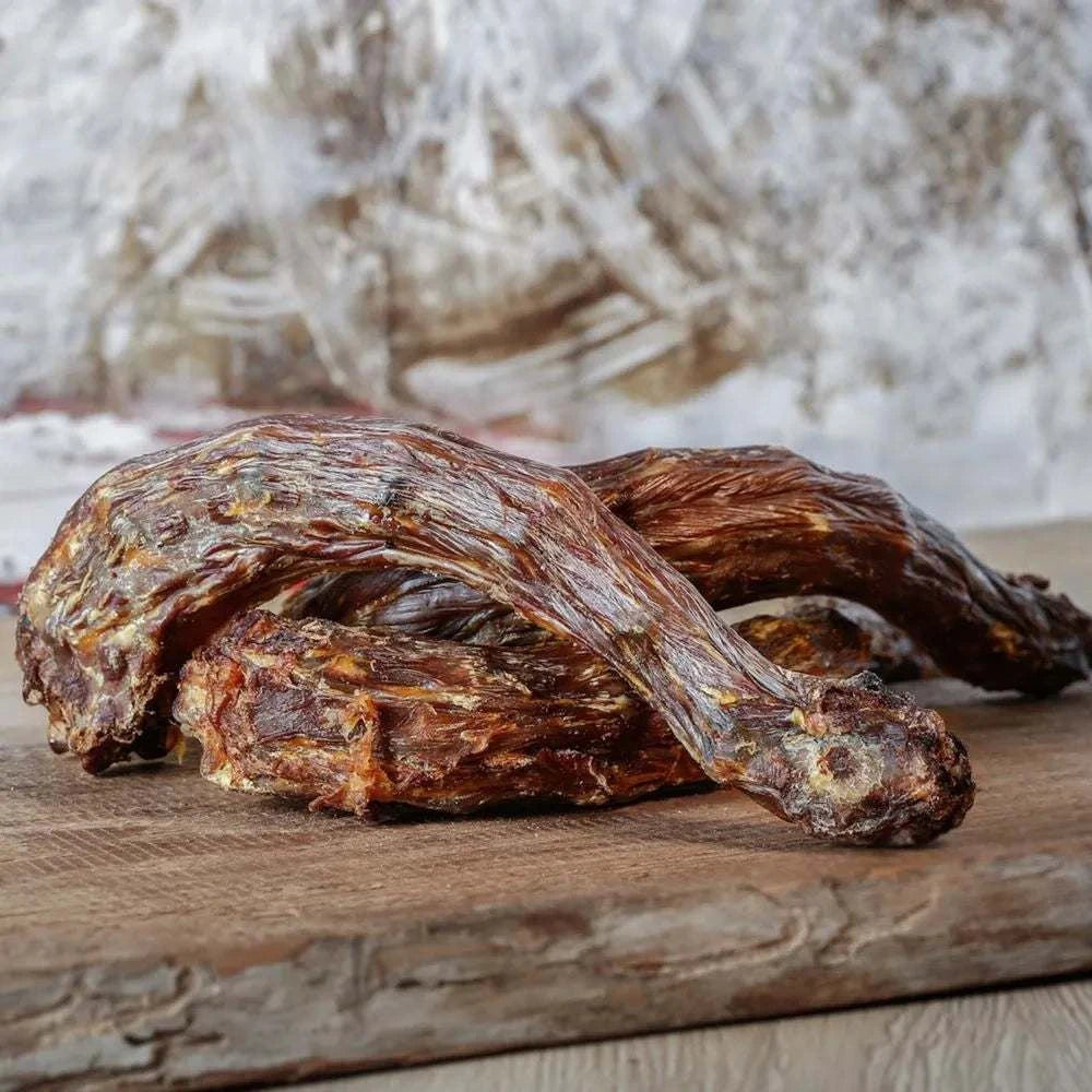 Putenhälse auf Holzbrett, naturrein getrocknet.