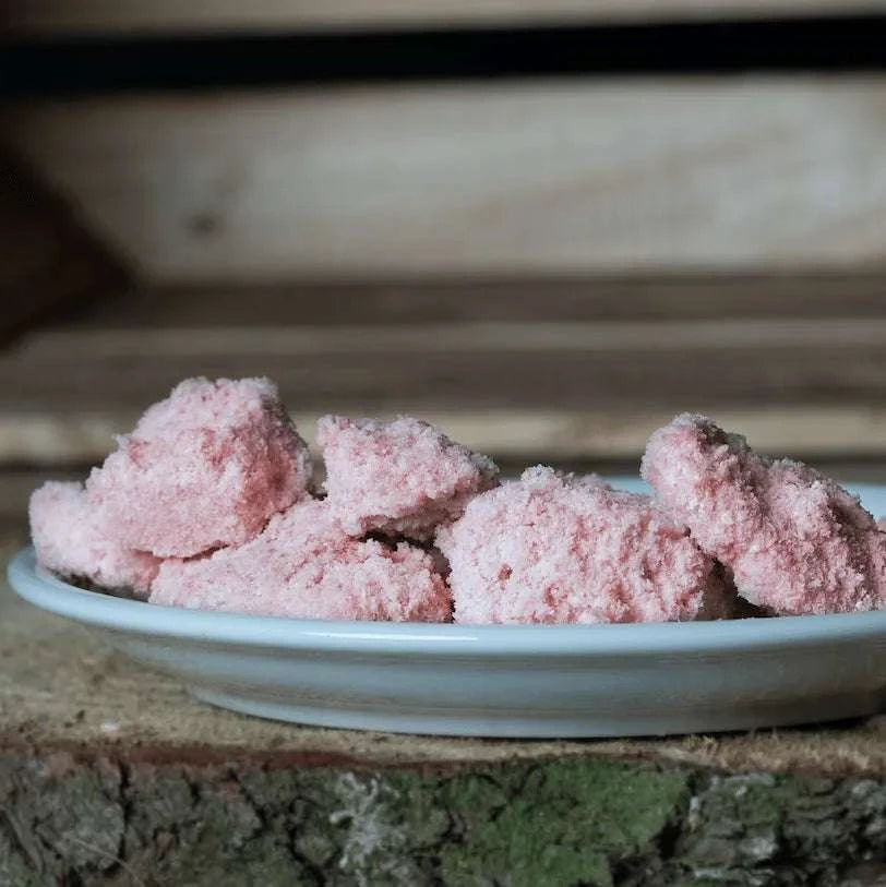 Rinderknochenmus auf einem weißen Teller, ideal als Calciumquelle für BARF-Ernährung.