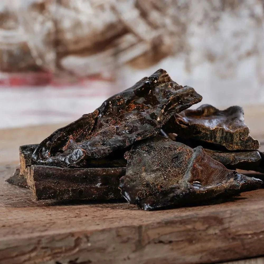Getrocknete Rinderleber für Hunde und Katzen platziert auf Holzbrett, Naturkauartikel.