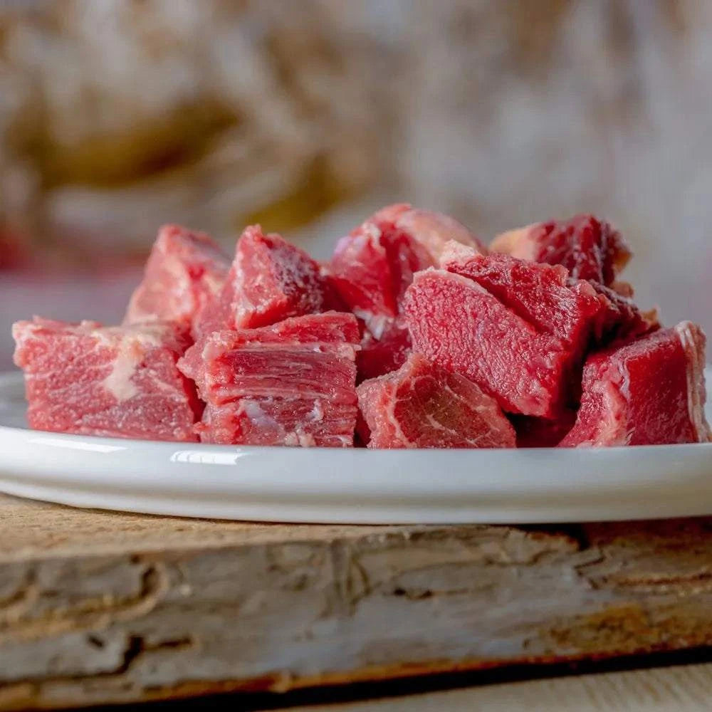 Rindermuskelfleisch durchwachsen auf einem Teller, geeignet für BARF-Ernährung von Hunden.