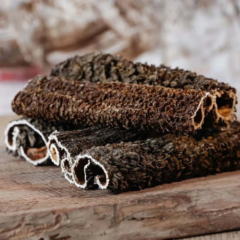 Getrockneter grüner Rinderpansen auf Holzbrett, gesunde BARF-Ernährung für Hunde.