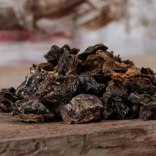 Schmatzies Rinderleber auf Holzbrett für Hundetraining, natürliche Leckerlis.