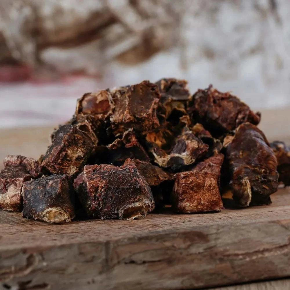 Schmatzies Rinderlunge Hundesnack auf Holzbrett.