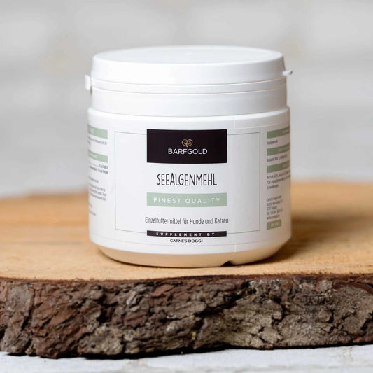 Seealgenmehl 250 g Dose auf Holzbrett, natürliches Futterzusatzmittel für Hunde und Katzen.