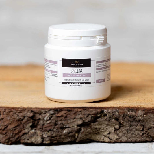 Spirulina 100 g Dose auf Holzbrett, unterstützt Immunsystem und Stoffwechsel für Hunde und Katzen.