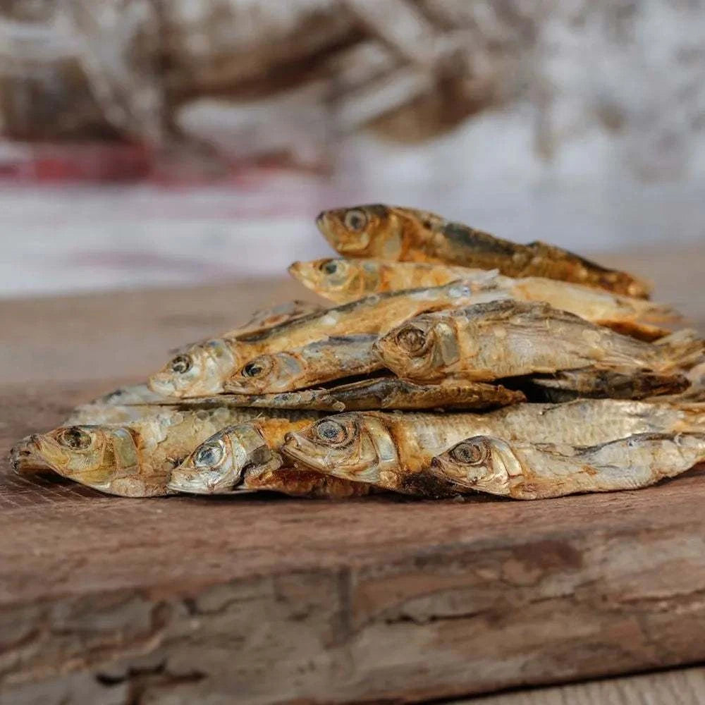 Sprotten, reich an Vitamin D und Omega-3, platziert auf einem Holzbrett.