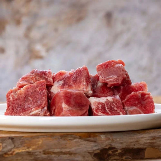 Ziegenmuskelfleisch auf einem Teller, reich an Protein, Zink und Vitamin B.