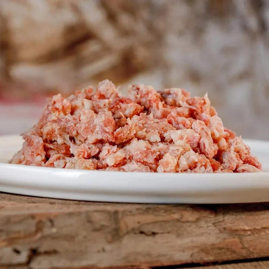 Entenfleisch, gewolft, auf einem Teller. Perfekte BARF-Qualität für Haustiere.